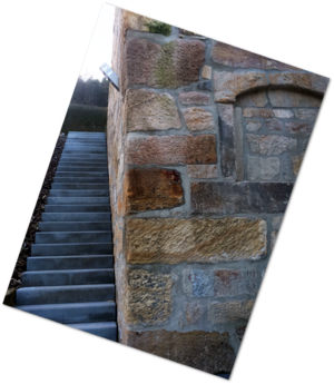 RicoSchwarz TreppenaufgangMitNatursteinmauer 001.png